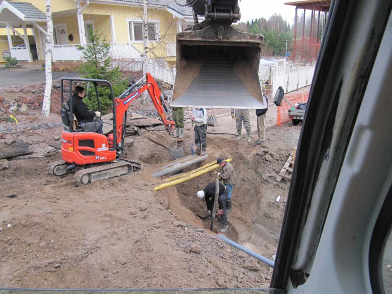 Tekemisen meininkiä. Parhaimmillaan oli kolme miestä lapioiden kanssa kuopassa ja minimoottorilapio nosti tavaraa ylös.