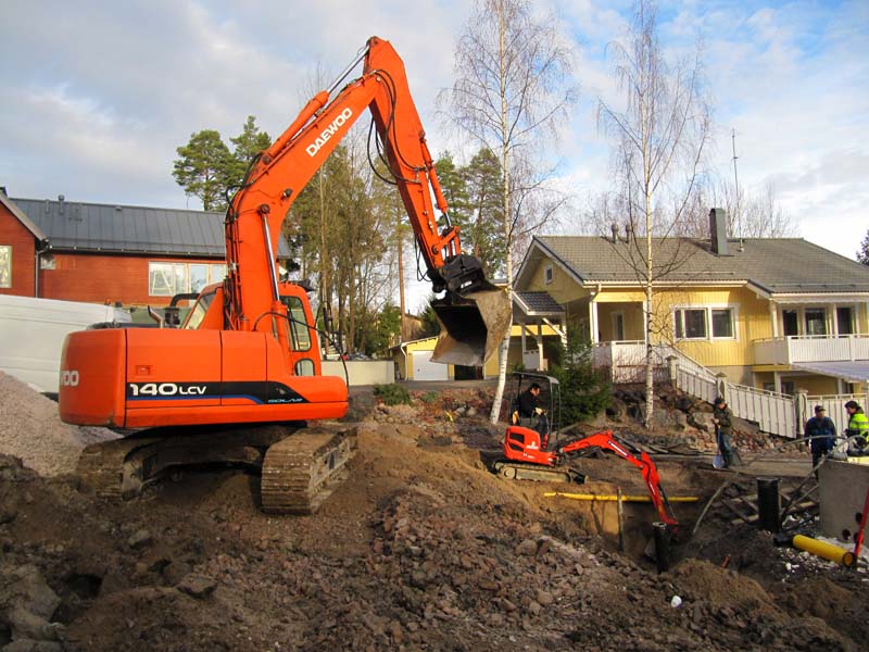 Pikkuinen tekee niitä töitä, joihin isompi ei pystynyt. Tonteille johtava tie on koneideiden kohdalla ja siis niinkuin poikki.