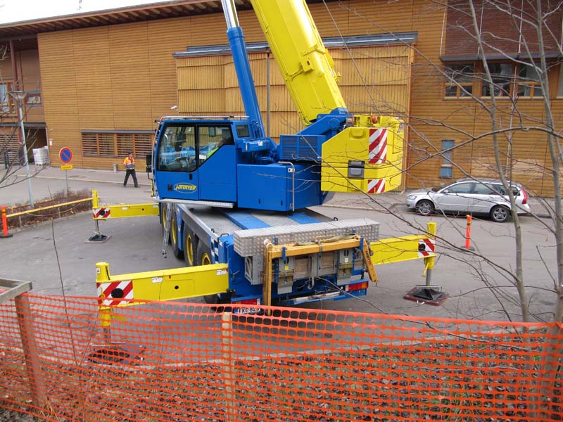 Ontelolaatat nostettiin viereisen koulun pihalta, kun muuta mahdollisuutta ei ollut.