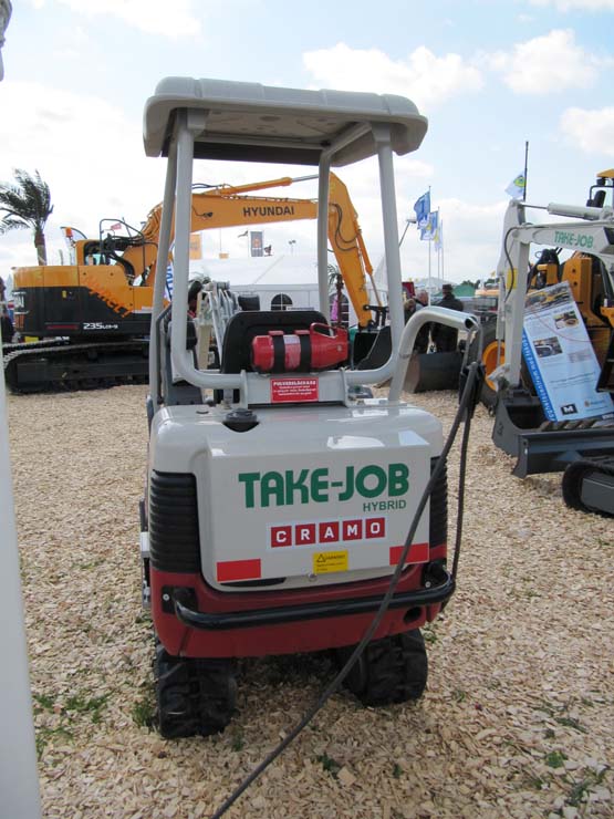 Takeuchi sähköisenä. Tässä koneessa on myös diesel-moottori sähkön loppumisen varalta.