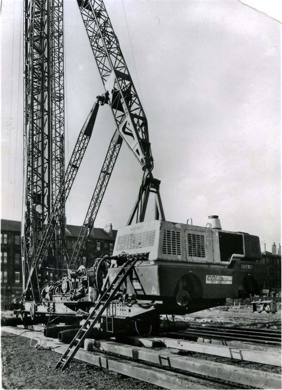 Holman-kompressorilla syötetään ilmaa paalunlyöntilaitteeseen.