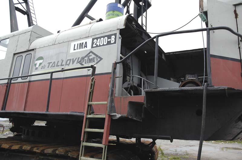 Caterpillar-moottori on nostettu ulos koneesta ja on korjattavana.