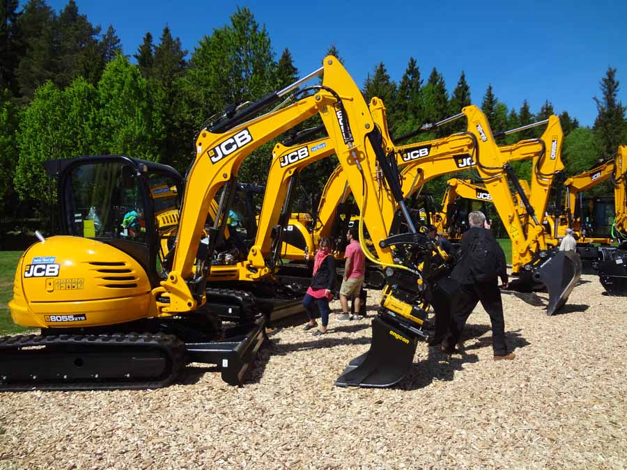En voi sille mitään, mutta minusta nykyiset pikku-JCB:t näyttävät siltä kuin keltaiseen kananmunaan olisi tökätty kaivupuomi eteen ja pantu telat alle. Muuten kyllä JCB:n osasto oli yleisilmeeltään varsin värikäs.