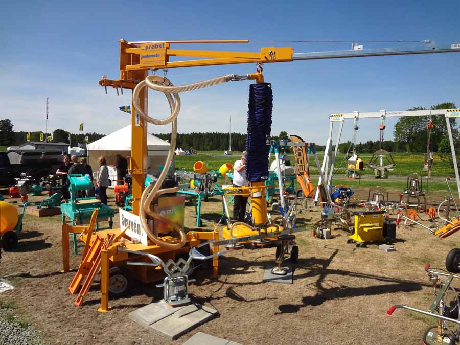 Svarven tuo Ruotsiin muun muassa erilaisia laatoitusapuvälineitä. Kuvassa alipaineella laattoihin tarttuva asettelulaite. Tämäntyyppiset laitteet ovat olleet Keski-Euroopassa jo pitkään hyvin suosittuja.
