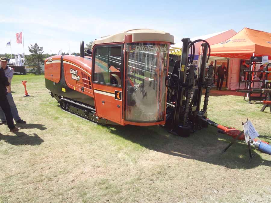 Ditch Witch tekee koneita monenlaisiin erikoistarkoituksiin, kuten alitusporauksiin (kuvassa). Erikoiskoneet ovat tietysti jo käyttötarkoituksestaan johtuen usein erikoisen näköisiä. Kun niitä sitten vielä kaiken päälle jotkin teolliset muotoilijhat pääsevät repostelemaan on lopputulos aika ufon näköinen.