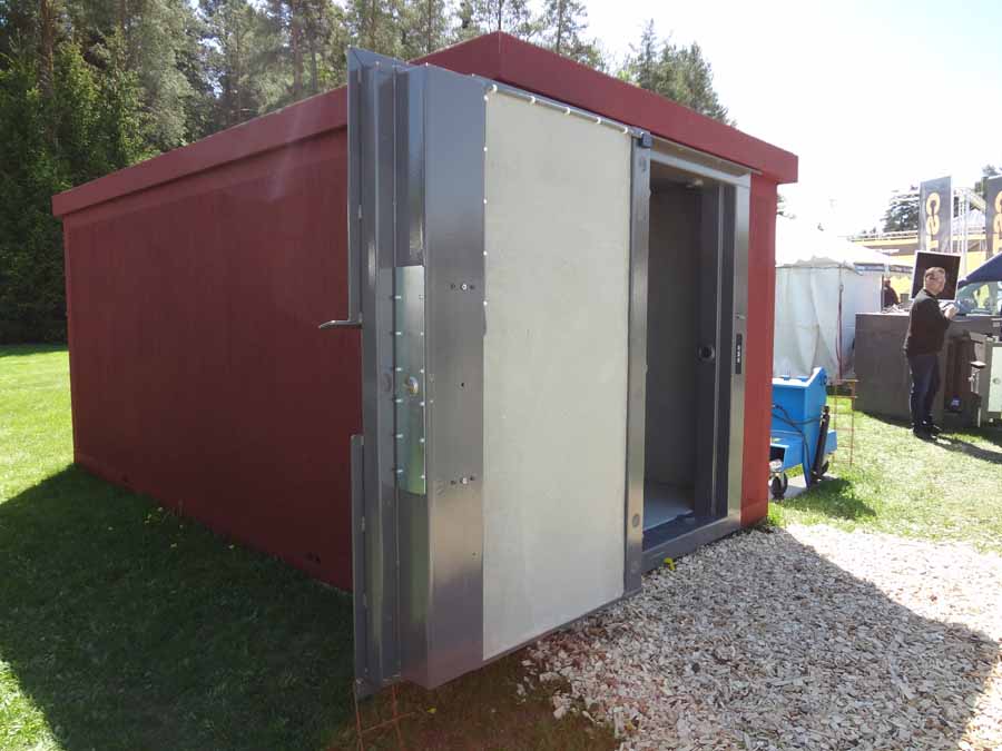 Tässä eräs ratkaisu niille, jotka ovat saaneet tarpeekseen jatkuvista murroista työmaatiloihin. Ei välttämättä aivan halvimmsta päästä, mutta oletettavasti aika murtovarma. Lisäksi rakennelma antoi suojaa tulta ja muita ulkoisia vaaroja vastaan.