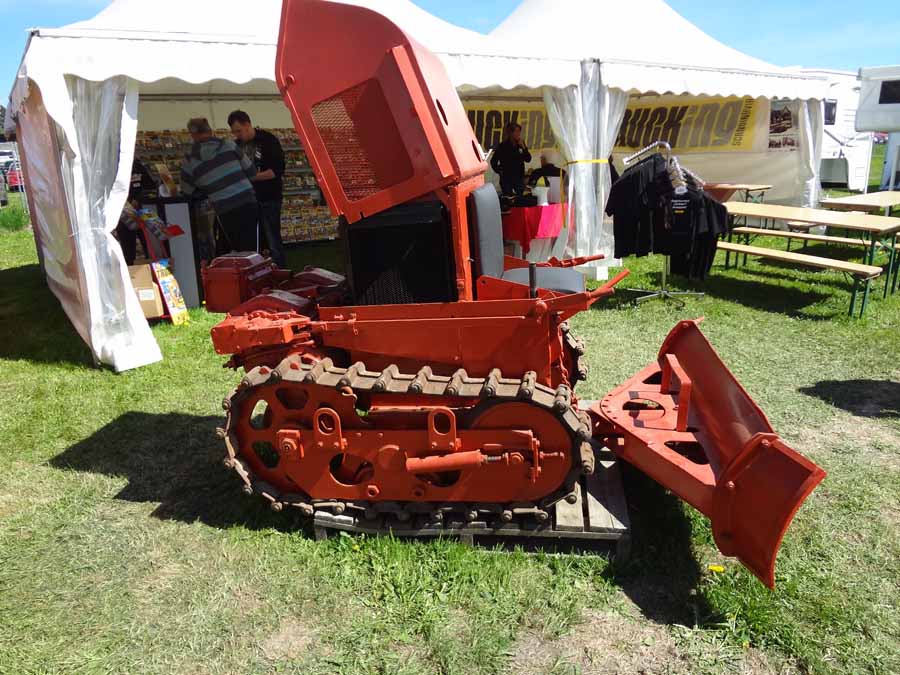 Lehtikustantaja Albinson&amp;Sjöberg (muun muassa Trailer, Trucking, Bilsport) oli tuonut pikkuisen Calfdozer-telapuskukoneen osastolleen maskotiksi. Tänä vuonna vanhoja koneita oli Maskinexpossa näytillä viime vuotta enemmän sekä näytteilleasettajien oastoilla, että myös erillisellä veteraanikonealueella, jossa tehtiin näytösluonteisesti pätkä uutta tietä vanhoilla koneilla. Laitan veteraanikoista erillisen kuvakoosteen hieman myöhemmin.