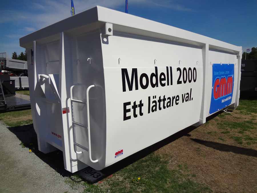 GMM:n lavamallistossa oli tämä jäte/hakekontti, jonka kehuttiin olevan markkinoiden keveimmästä päästä. Eri versioita oli toista kymmentä: esim. seinämämateriaalin kovuuden saattoi valita kuten myös eri tilavuuksia. Tavalliset kuusimetriset painoivat kahden tonnin tietämissä. Yläreunan järeys teki minuun vaikutuksen. Tämä saattaisi jopa kestää hetken aikaa materiaalikoneen kuskin käsittelyä.