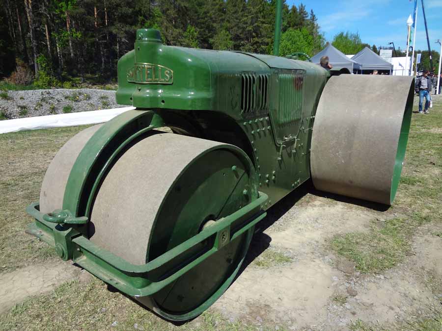 Tästä jyrästä sain sellaisen tiedon, että kyseessä on Bolinder-Munktellin valmiste vuodelta 1929, paino 8-12 tonnia.