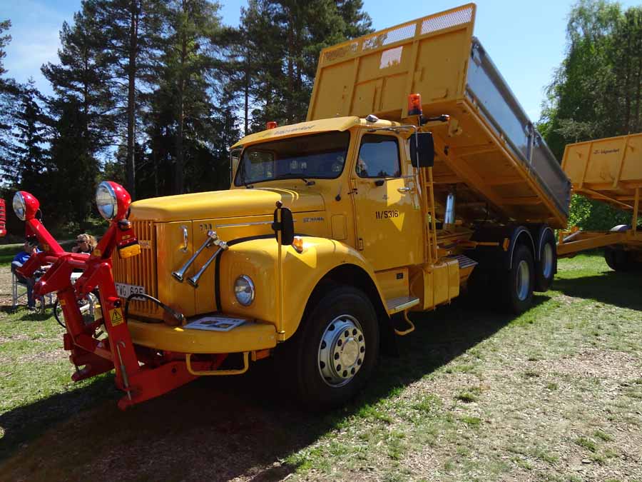 Göran Nilssonin Scania LS 111 vuodelta 1978, jonka hän on entisöinyt yhdessä poikansa kanssa todella lyhyessä ajassa viime vuoden keväällä. Koska Göran on aikaisemmin ajanut tielaitoksen ajoja halusi hän nimenomaan Vägverket-mallia olevan Scanian.