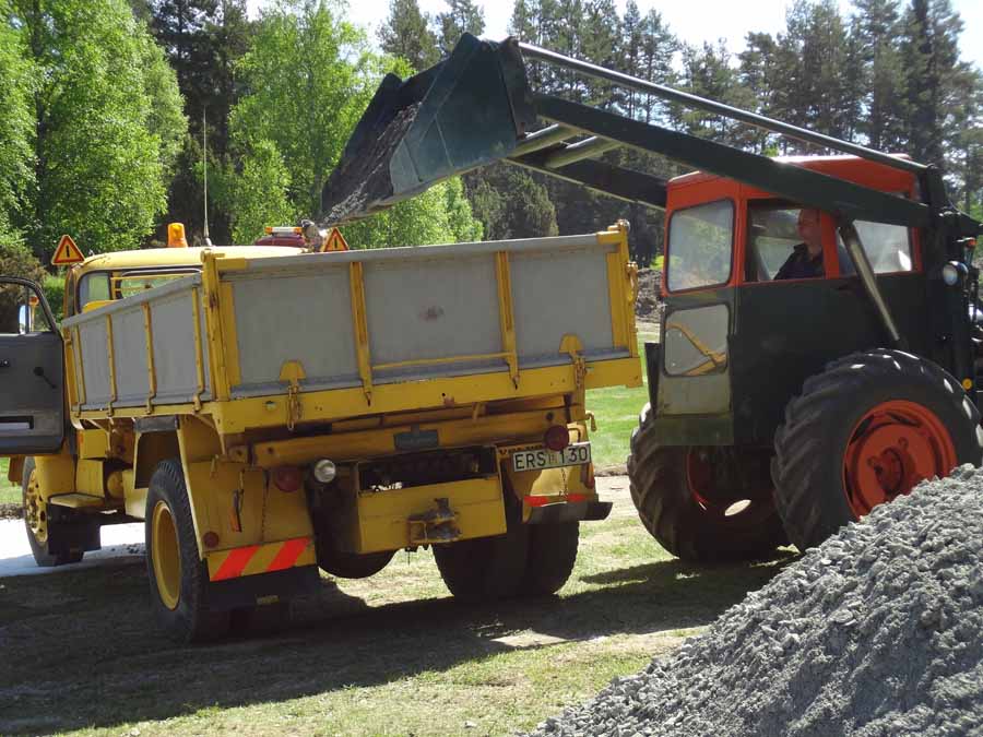 Murskattu materiaali lastattiin Munktellmuseetin BM 35 -kuormaajalla vuodelta 1954 (paremmin tunnettu myöhemmin nimellä Volvo BM H10).