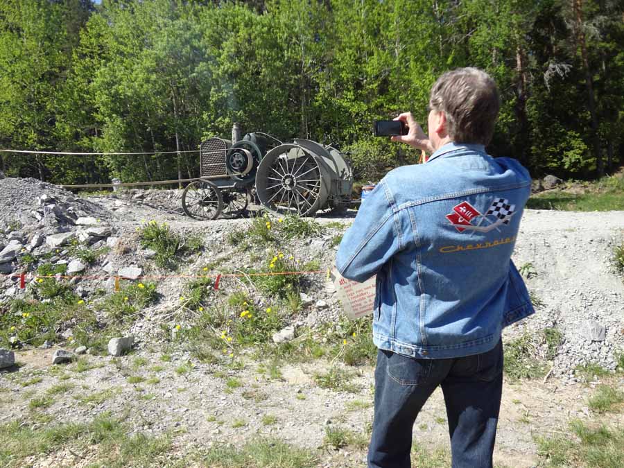 Veteraanikonenäytös veti runsaasti yleisöä ja todella monet ottivat kuvia koneista. Tässä nyt pisti silmään siisti farkkurotsi.