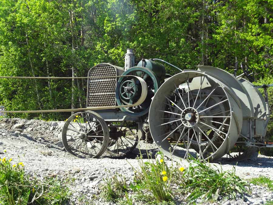 Murskainta pyöritti tämä Munktellin 1900-luvun alkupuolella valmistama traktori, jossa lienee ollut yksisylinterinen kuulasytytysmoottori.