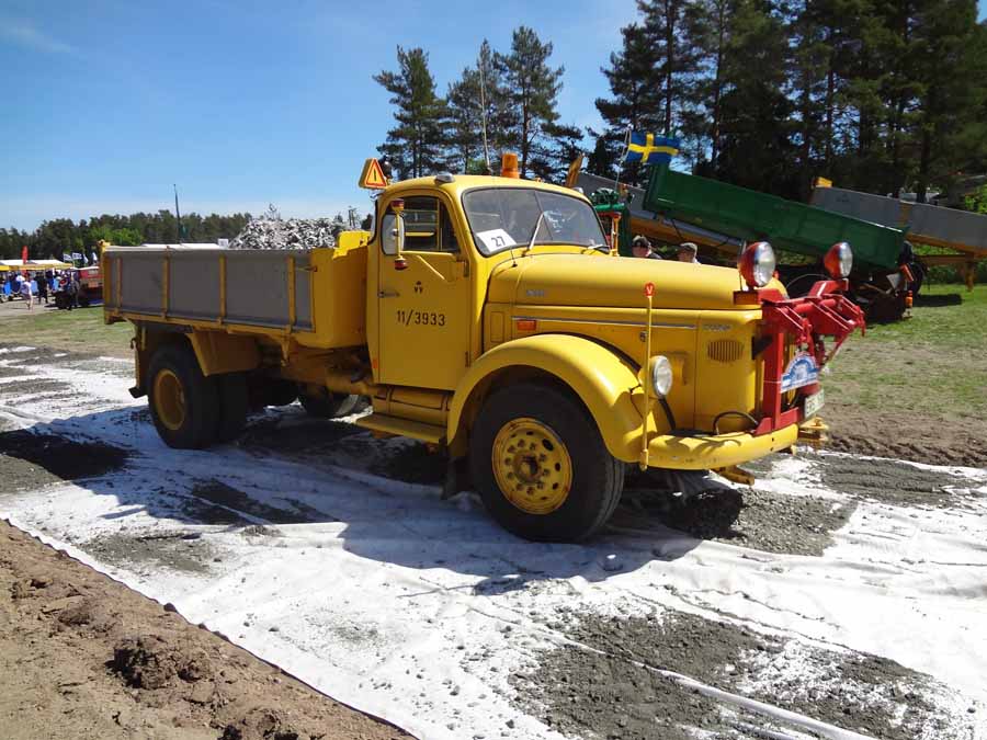 Tielaitosmallia oleva Volvo toi mursketta tiepohjalle.