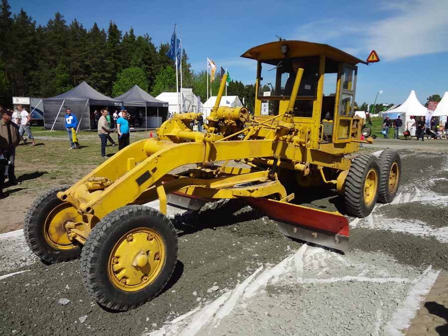Caterpillar tiehöylä vuodelta 1938. Tämä oli sikäli erityisen merkittävä kone, että se oli kaikkein ensinmäinen Catin höylä, joka on tuotu Ruotsiin. Koneen kuljettaja ei ollut aivan yhtä iäkäs kuin itse kone, mutta vaikutti kyllä varsinaislta alan veteraanilta hänkin. Höylän käsittely sujui ainakin minun arviointikykyni perusteella vakuuttavasti: vain muutama sentti mursketta suodatinkankaan päälle ilman, että kangas repesi kertaakaan.