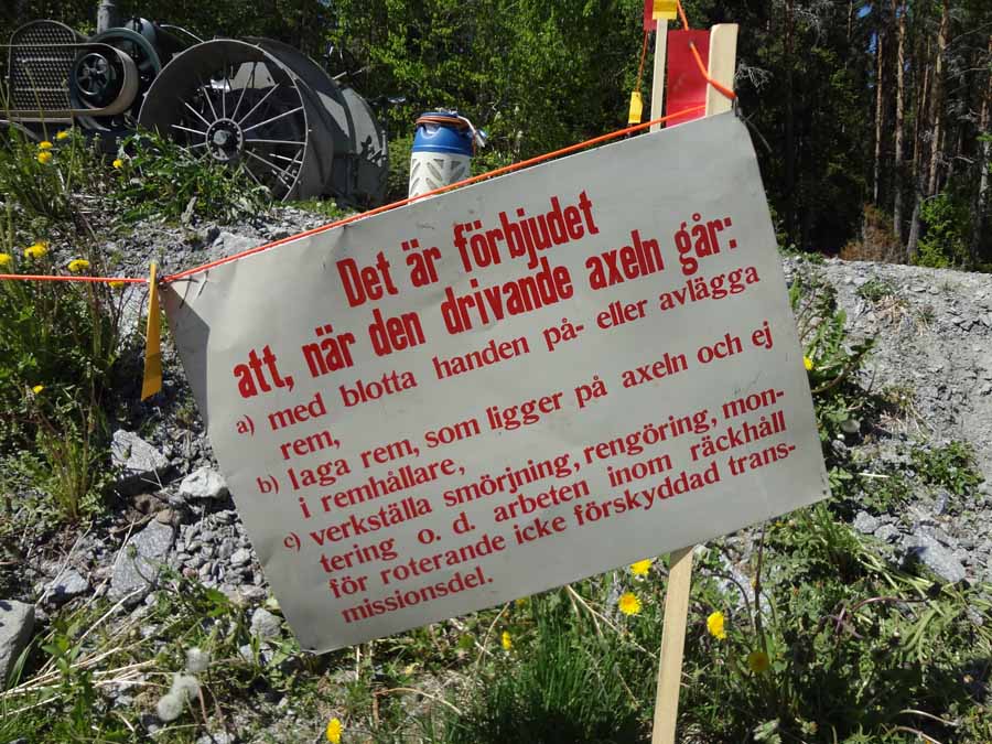 Museotyönäytökselle oli annettu erinäisiä turvallisuusvaatimuksia, kuten murskaimen eristäminen yleisöstä aitauksella. Turvallisuusvaatimuksia oli osaltaan täyttämässä tämä asianmukainen varoitus- ja ohjeistusplakaatti.