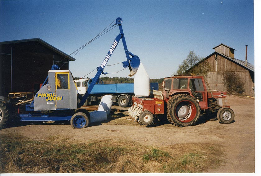 Pikkujussi nosturina. Kuva Veikko Mäenhovi.