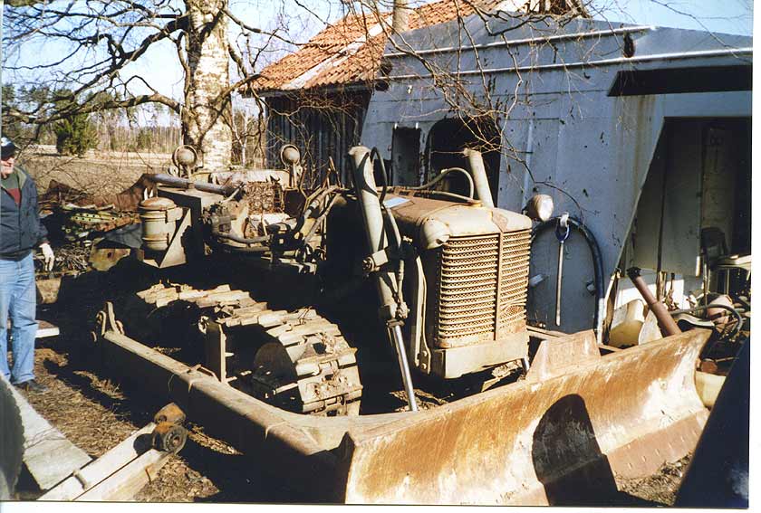 Allis-Chalmers -puskutraktori kerran pihan perällä.Kuva Veikko Mäenhovi.