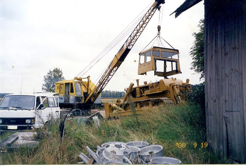 Caterpillar D8 hytin asennus. Kuva Veikko Mäenhovi.