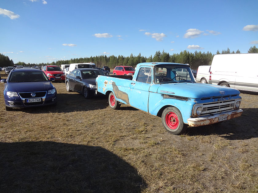 Mikä ei kuulu joukkoon? Näytteilleasettajaparkissa ei juuri näkynyt yli viisivuotiasta autoa. Tämä Ford oli epäilemättä reilusti vanhin.