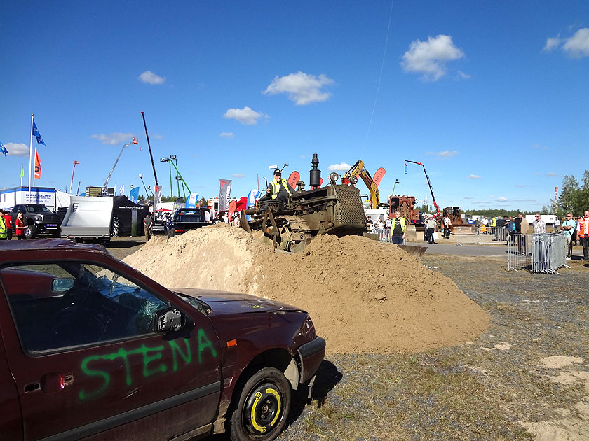 Ajanko tekee Pillarilla puuhakenttää lauantaista monsteriautoesitystä varten.