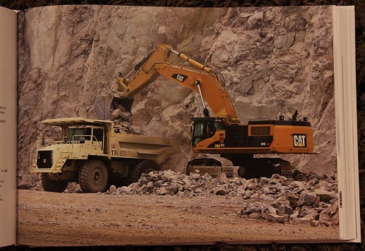 Cat lastaa Terex kiviautoa