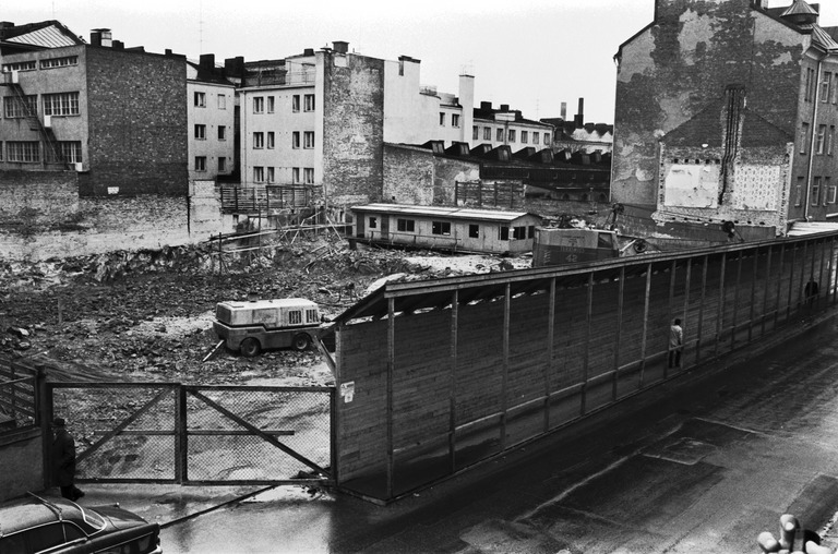 Rakennustyömaan kuoppa Punavuorenkadutu 14:ssä 60-70-luvun vaihteessa, kaivinkone on Lokomo 42, kuva Rista Simo, Helsingin kaupunginmuseo.