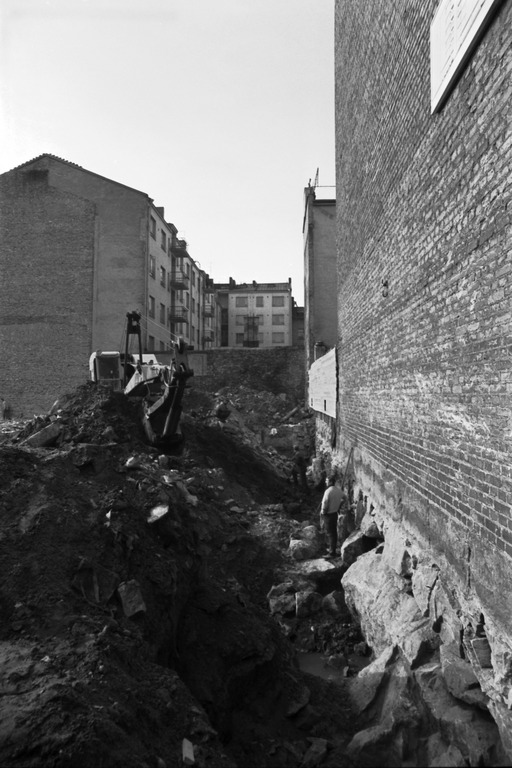 Abrahaminkatu 4. Kalevankatu 49. Rakennustyömaa, jonne Rakennustoimisto Lauri Viding Oy rakentaa kerrostalon. Näkymä Abrahaminkadun suunnalta lounaaseen, kuna on 60-70-luvun vaihteesta, kaivinkone on Ruston-Bucyrus 22-RB, kuva Rista Simo, Helsingin kaupunginmuseo.