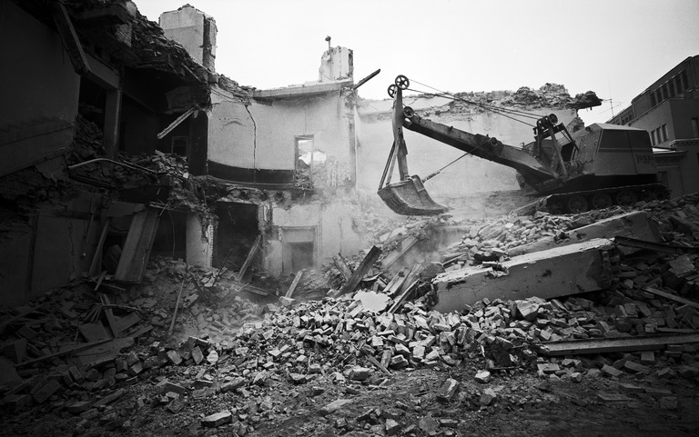 Purkutyömaa Pohjoisesplanadi 17 - Unioninkatu 23, kaivinkone on Jussi 700 (tai 610), vuosi 1969, kuva Hakli Kari, Helsingin kaupunginmuseo.