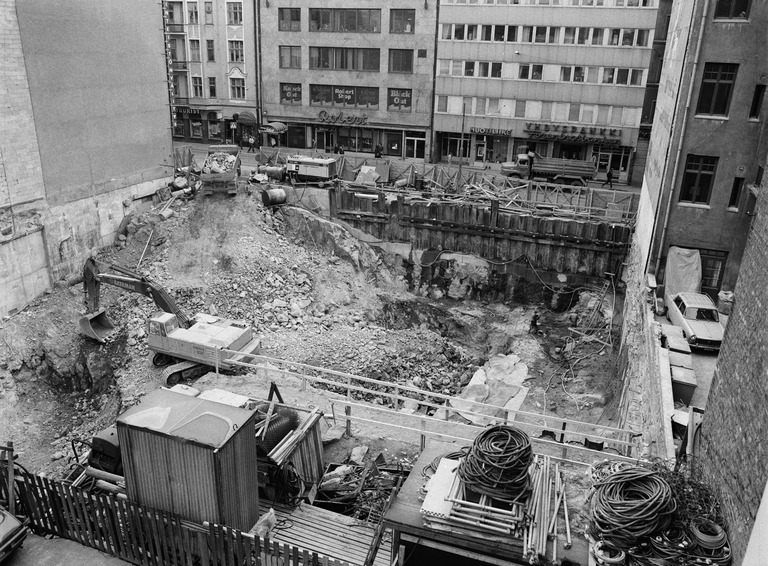 Iso Roobertinkatu 23:n rakennustyömaa vuonna 1982, kuopassa Åkerman H16, kuva Alanco Jan, Helsingin kaupunginmuseo.