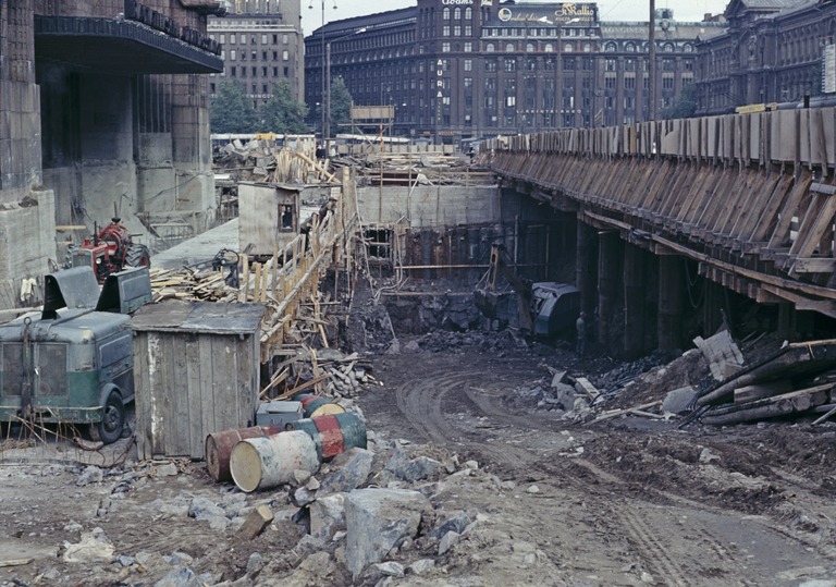 Lokomo 22 on todella ahtaassa paikassa, kun Kaivokadun alittavaa tunnelia rakennetaan 1966, kuva Grünberg Constantin, Helsingin kaupunginmuseo.