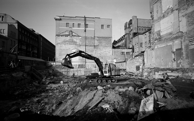 Rakennustyömaa Pohjoisesplanadi 17 vuonna 1970, kaivinkone on Fiskars 540, joka on kevyempi ja harvinaisempi malli kuin Fiskars 550, kuva Hakli Kari, Helsingin kaupunginmuseo.