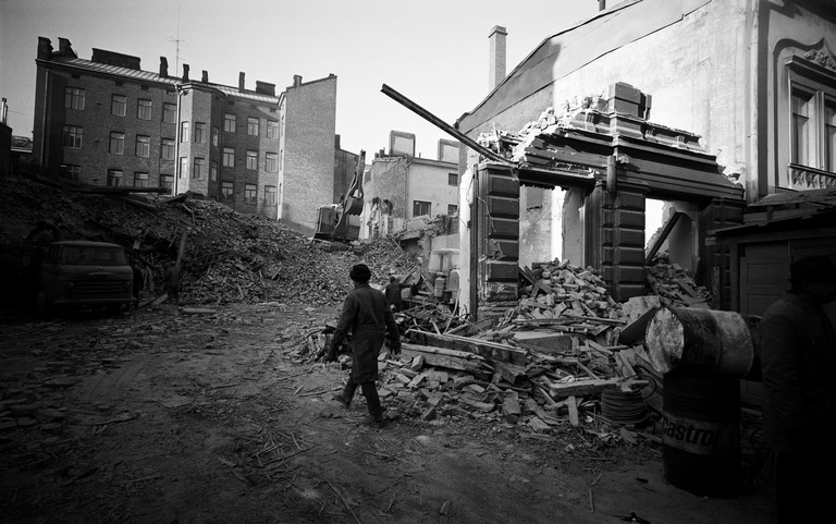 Sama työmaa, kaivinkone on Lokomo 22, seinän takana näkyy Caterpillar 955 Traxcavator-telakuormaaja, joka oli lähes kaikkien purkutyömaiden yleiskone 60-luvulla, kuva Hakli Kari, Helsingin kaupunginmuseo.