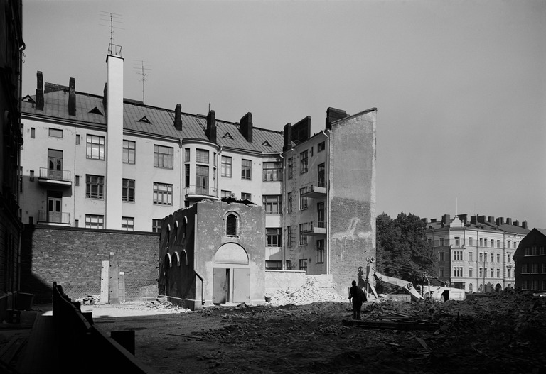 Ritarikatu 8 työmaa 1973. Kaivinkone on Lokomo JT 43. Kuva Hakli Kari, Helsingin kaupunginmuseo.