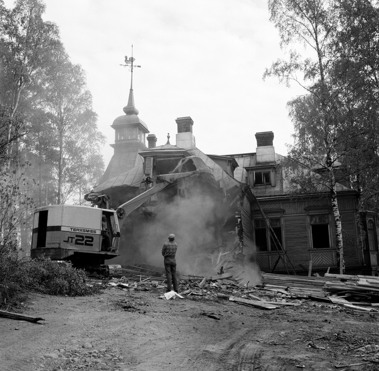 Purkutöityömaa Etelä-Haagassa, Sankaritie 9, vuonna 1969. Purettava talo on Villa Johannislund. Kuva Hakli Kari, Helsingin kaupunginmuseo.