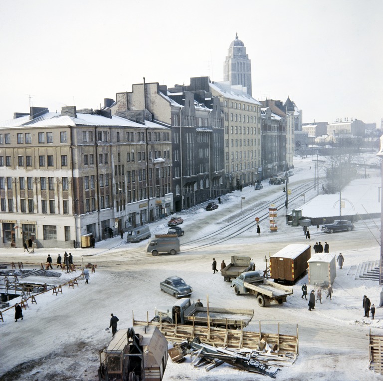Viidennen linjan, Porthaninkadun ja Fleminginkadun risteys vuonna 1955, eli tämä kuva liittyy aiemmmassa viestissä olevaan kuvasarjaan. Työmaan kaivinkone näkyy nyt paremmin ja se on tyyppiä Jussi 600. Kaivinkonetta varten on työmaalle näköjään tuotu myös pistokaivulaite, joka on laskettu työmaan reunalle. Kuva Aarnio Jalmari, Helsingin kaupunginmuseo.