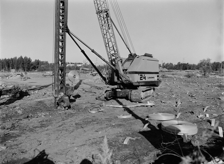 Pystysalaojitusta Pikku Huopalahdessa 1987. Kuva: Alanco Jan, Helsingin kaupunginmuseo.