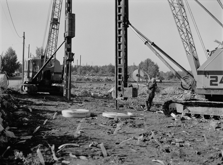 Pystysalaojitusta Pikku Huopalahdessa 1987. Kuva: Alanco Jan, Helsingin kaupunginmuseo.