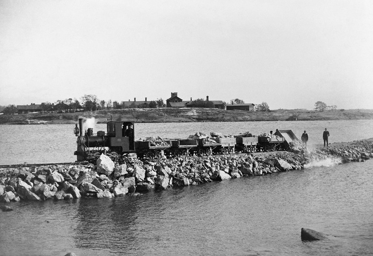 Satamarataa rakennetaan. Pengerrystöitä Hietalahden sataman kohdalla. Väliaikaiset kenttäradat olivat suurten massojen liikuttelumenetelmä ennen dumppereita. Kuva on 1890-luvulta. Helsingin kaupunginmuseo.