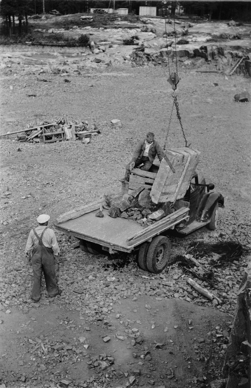 Jassikka saatiin tyhjennettyä irrottamalla avoimen pään kettingit. Kuva Heinonen Eino, Helsingin kaupunginmuseo.
