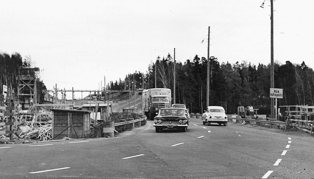 Tietyö Helsingissä. Kuvassa on myös yksi kaivinkone.