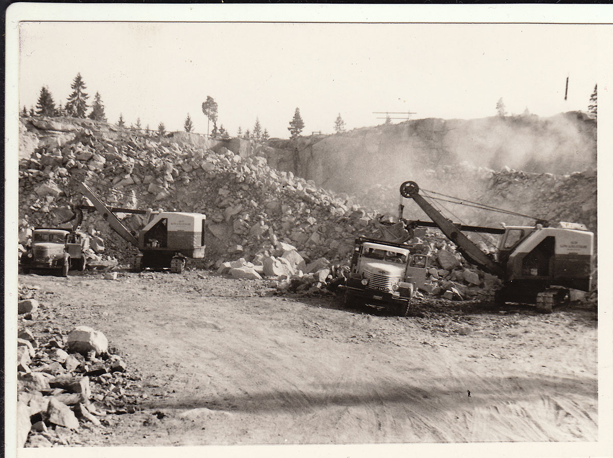 Kaksi Lokomo Teräsmiestä ja kaksi Vanajaa.