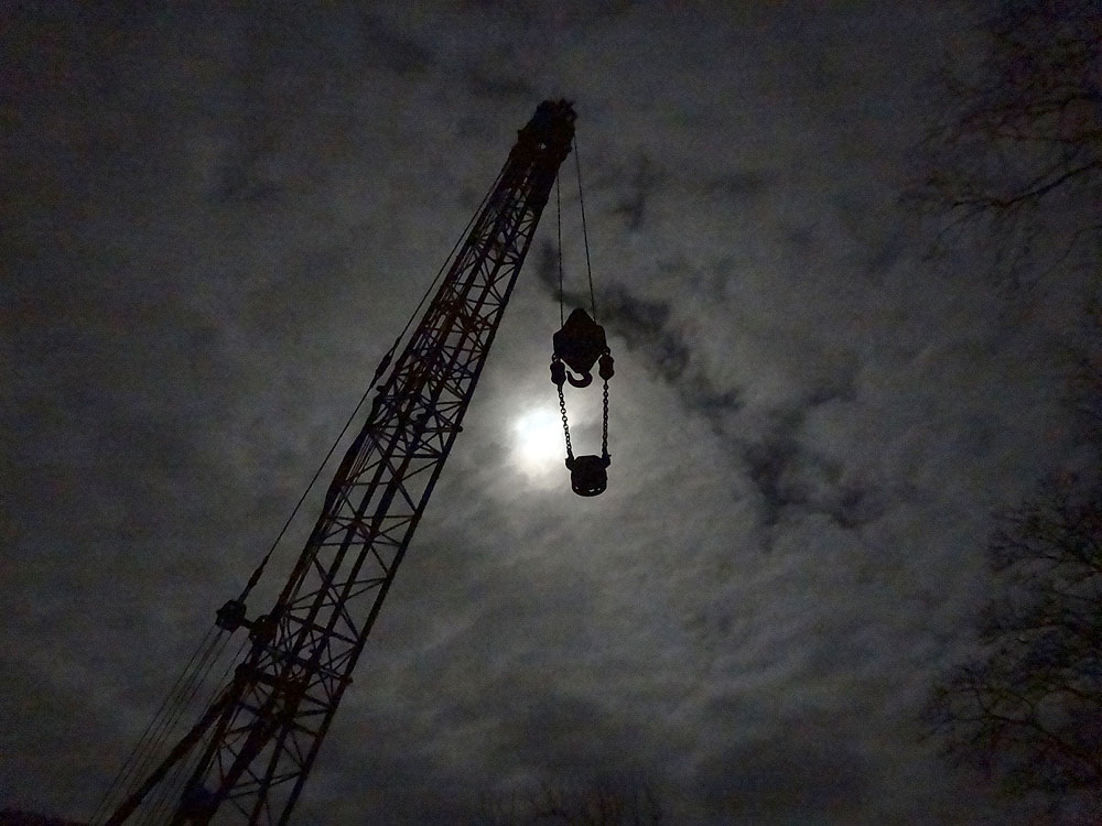 Yön pimeyttä kello kahdeksan illalla.