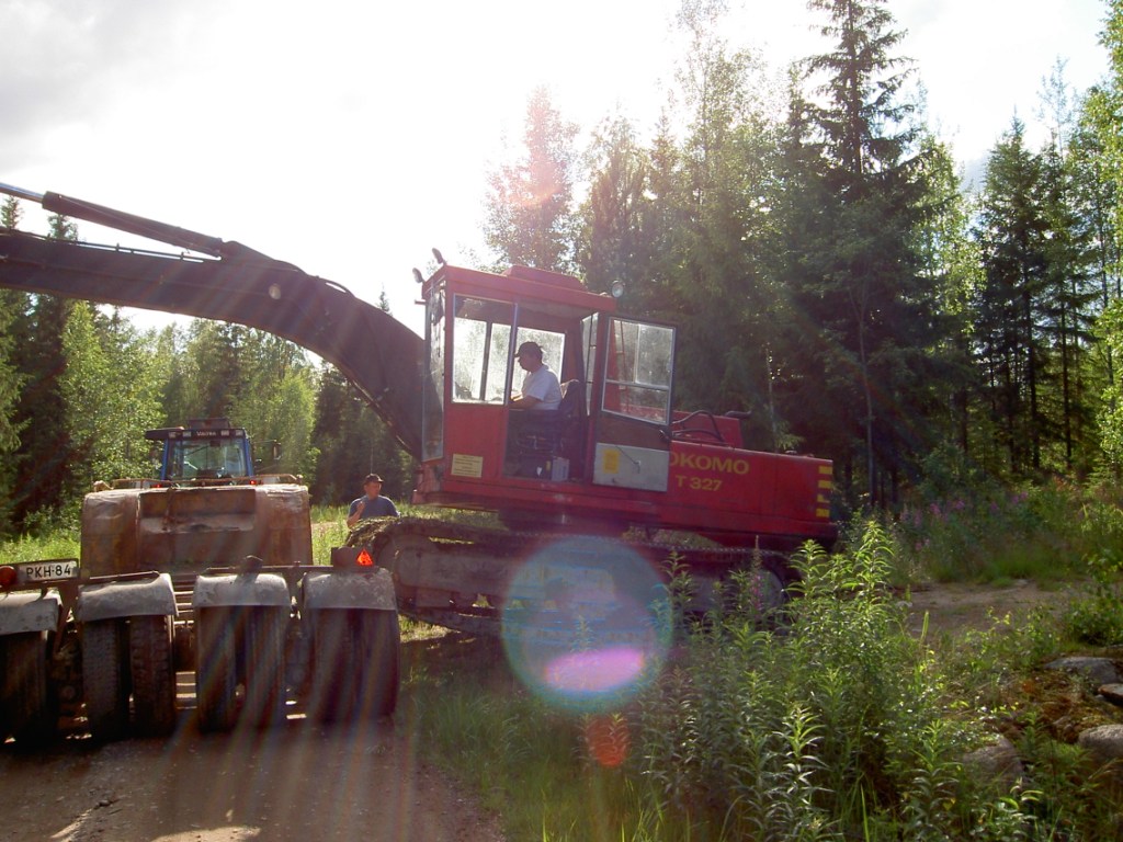 Metsäautotiellä lavetille kyytiin