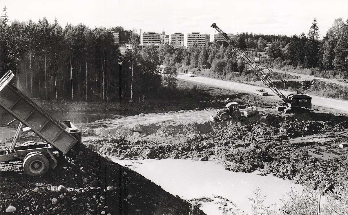 Vanhoja työmaakuvia, Landsverk-laahakaivinkone Lahdentien työmaalla 1971.