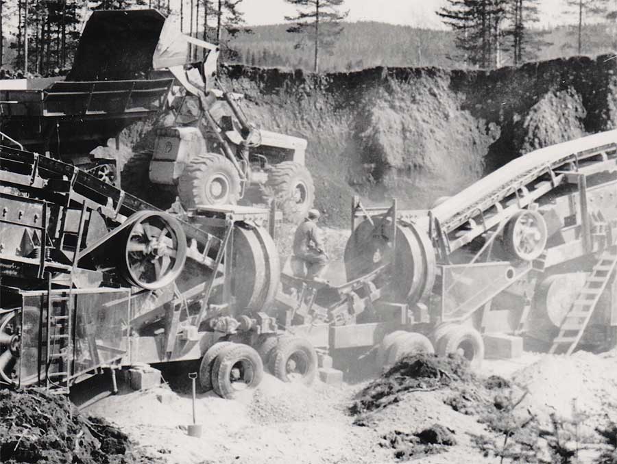 Allis Chalmers TL-16 (tai20?) syöttää seulaa jossakin.