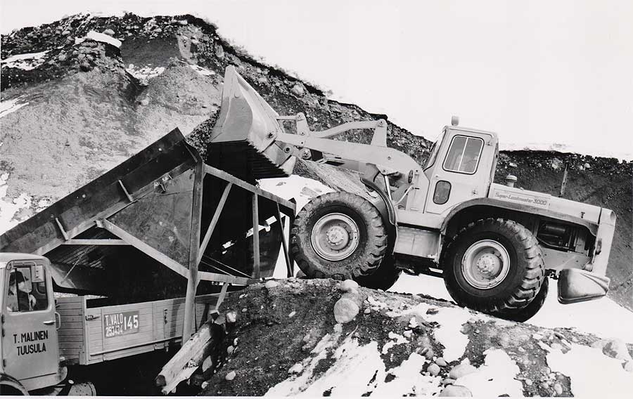 Tauno Valon montulla Hyrylässä Chaseside Super Loadmaster 3000 lastaa Vanajaa.