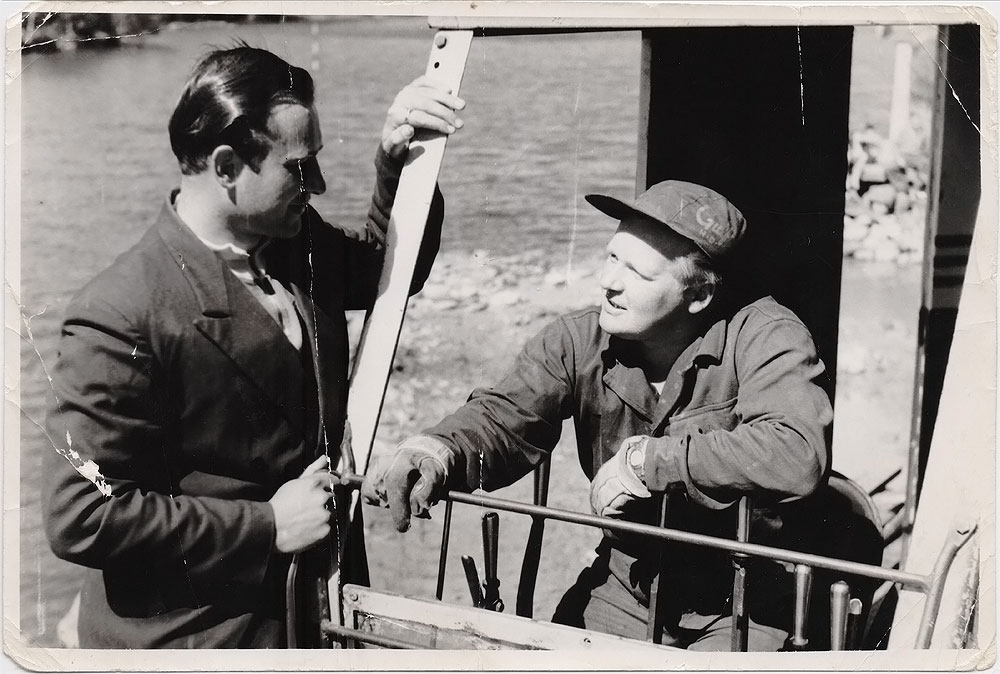 Bucyrus 51-B työmaalla, insinööri ja kuljettaja