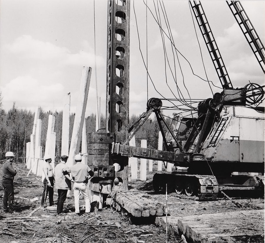 Vanhoja työmaakuvia, Jussi 700 paalutuskone.