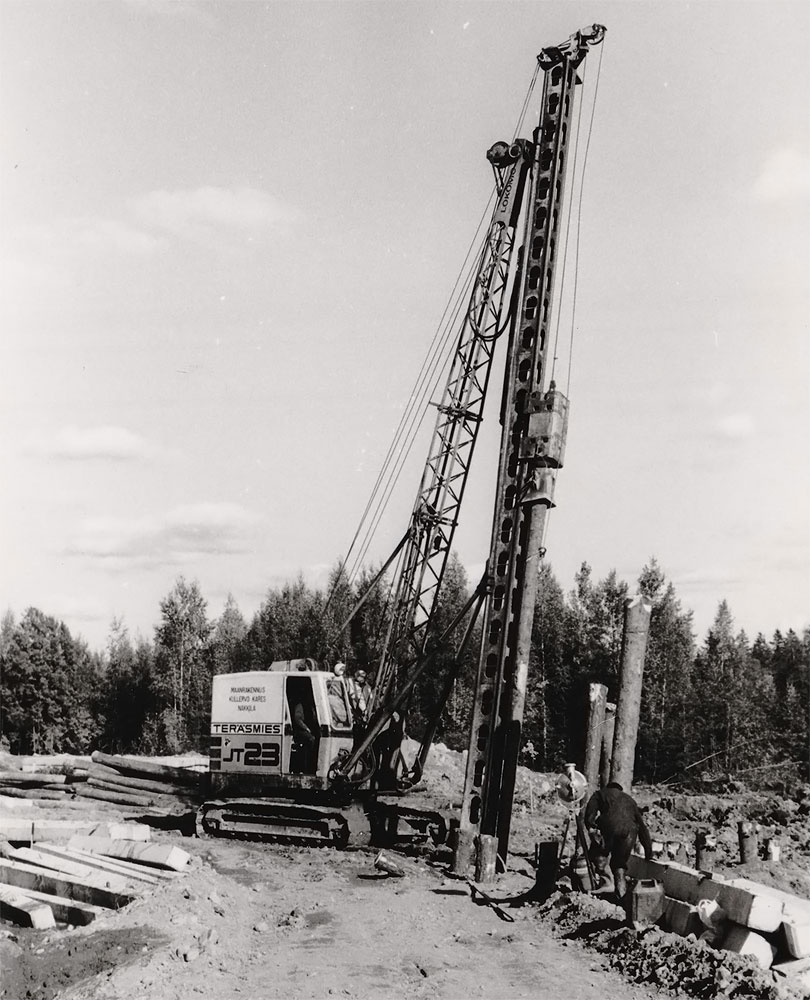 Vanhoja työmaakuvia, paalutusta Teräsmiehellä vuonna 1971. Kuva on Lahdentien työmaalta lähellä Keravaa.